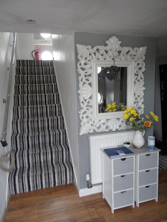 Houseboat Harbourside View Bed & Breakfast Newport  Dış mekan fotoğraf