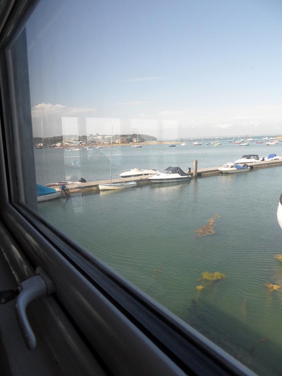 Houseboat Harbourside View Bed & Breakfast Newport  Oda fotoğraf