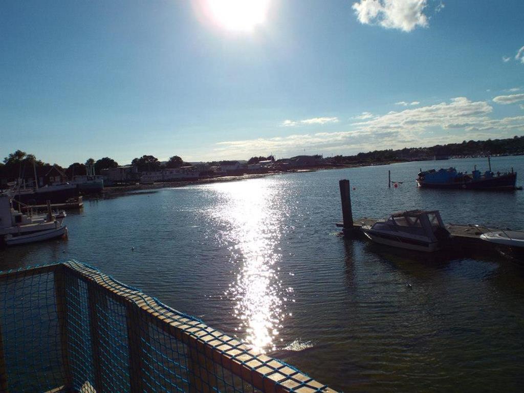 Houseboat Harbourside View Bed & Breakfast Newport  Dış mekan fotoğraf
